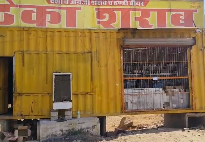 KOTPUTLI-BEHROR: शराब ठेके से बियर व नकदी लूट ले गए बदमाश, ठेकेदार को भी बुरी तरह से पीटा KOTPUTLI-BEHROR: शराब ठेके से बियर व नकदी लूट ले गए बदमाश, ठेकेदार को भी बुरी तरह से पीटा