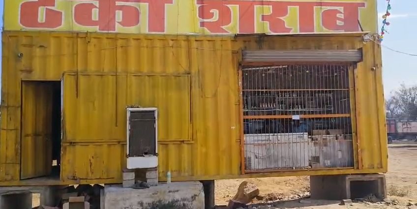 KOTPUTLI-BEHROR: शराब ठेके से बियर व नकदी लूट ले गए बदमाश, ठेकेदार को भी बुरी तरह से पीटा KOTPUTLI-BEHROR: शराब ठेके से बियर व नकदी लूट ले गए बदमाश, ठेकेदार को भी बुरी तरह से पीटा