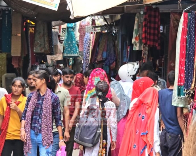 KOTPUTLI-BEHROR: रक्षाबंधन पर राखियों और मिठाई से बाजार गुलजार KOTPUTLI-BEHROR: रक्षाबंधन पर राखियों और मिठाई से बाजार गुलजार