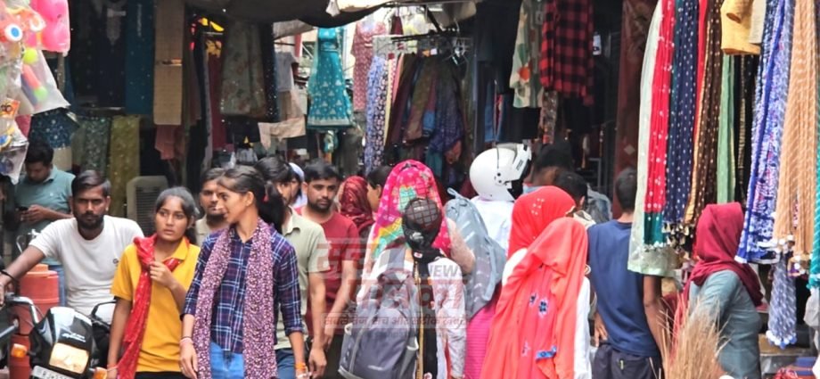 KOTPUTLI-BEHROR: रक्षाबंधन पर राखियों और मिठाई से बाजार गुलजार KOTPUTLI-BEHROR: रक्षाबंधन पर राखियों और मिठाई से बाजार गुलजार