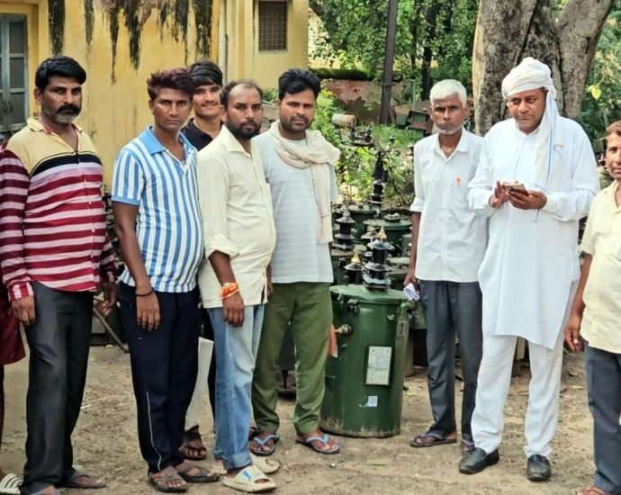 KOTPUTLI-BEHROR: हंगामा: एनवक्त पर ट्रांसफार्मर का गेटपास रोकने का आरोप KOTPUTLI-BEHROR: हंगामा: एनवक्त पर ट्रांसफार्मर का गेटपास रोकने का आरोप