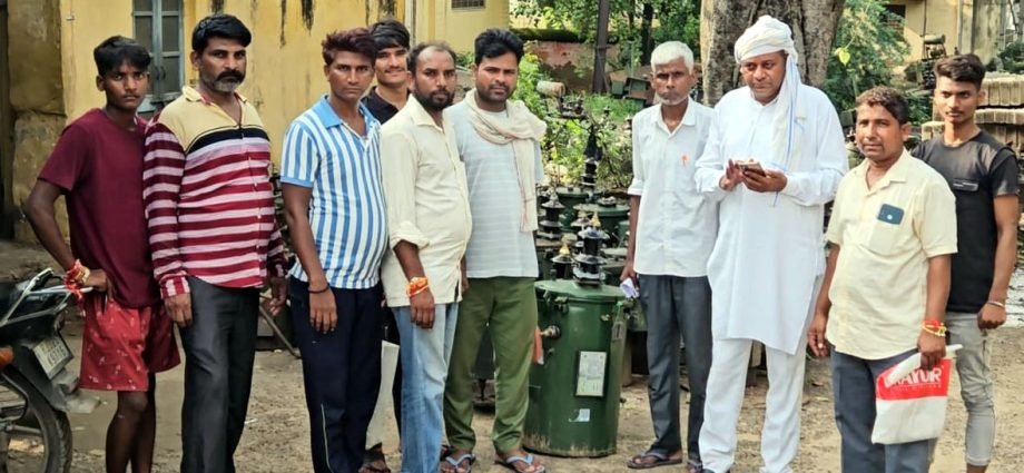 KOTPUTLI-BEHROR: हंगामा: एनवक्त पर ट्रांसफार्मर का गेटपास रोकने का आरोप KOTPUTLI-BEHROR: हंगामा: एनवक्त पर ट्रांसफार्मर का गेटपास रोकने का आरोप