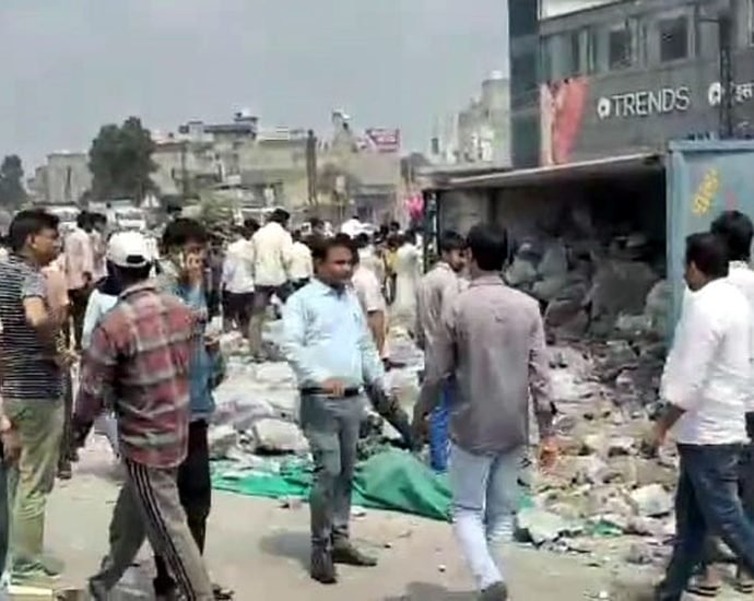 KOTPUTLI-BEHROR: हाईवे पर पत्थरों से भरा डंपर पलटा, युवक जख्मी KOTPUTLI-BEHROR: हाईवे पर पत्थरों से भरा डंपर पलटा, युवक जख्मी