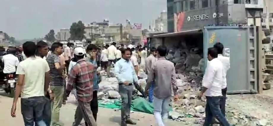 KOTPUTLI-BEHROR: हाईवे पर पत्थरों से भरा डंपर पलटा, युवक जख्मी KOTPUTLI-BEHROR: हाईवे पर पत्थरों से भरा डंपर पलटा, युवक जख्मी