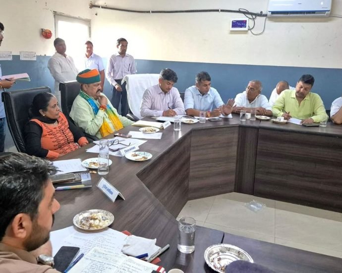 KOTPUTLI-BEHROR: व्यापारियों की समस्याओं पर विधायक-कलेक्टर ने ली मीटिंग KOTPUTLI-BEHROR: व्यापारियों की समस्याओं पर विधायक-कलेक्टर ने ली मीटिंग