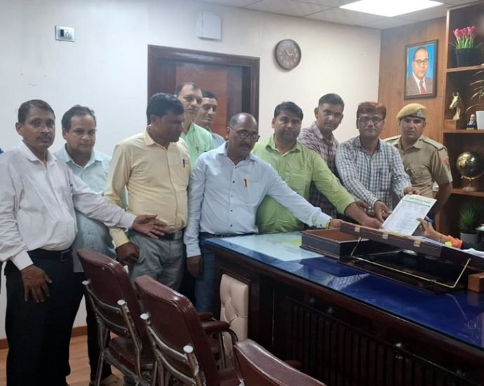 KOTPUTLI-BEHROR: संयुक्त निदेशक के निलंबन का विरोध, सौंपा ज्ञापन KOTPUTLI-BEHROR: संयुक्त निदेशक के निलंबन का विरोध, सौंपा ज्ञापन