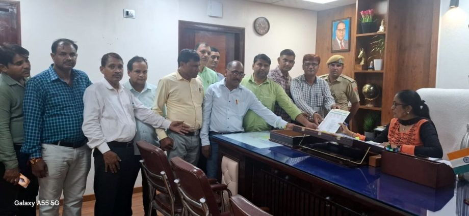 KOTPUTLI-BEHROR: संयुक्त निदेशक के निलंबन का विरोध, सौंपा ज्ञापन KOTPUTLI-BEHROR: संयुक्त निदेशक के निलंबन का विरोध, सौंपा ज्ञापन