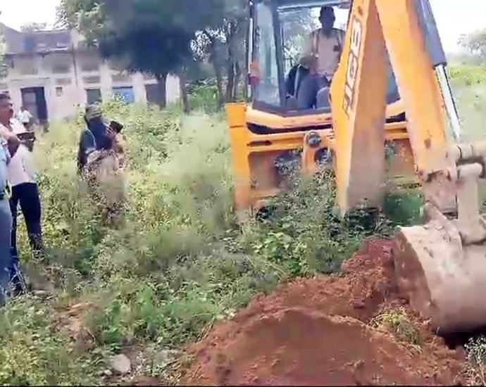 KOTPUTLI-BEHROR: मकान के अंदर जेसीबी से खुदाई की तो चौंक गई पुलिस KOTPUTLI-BEHROR: मकान के अंदर जेसीबी से खुदाई की तो चौंक गई पुलिस