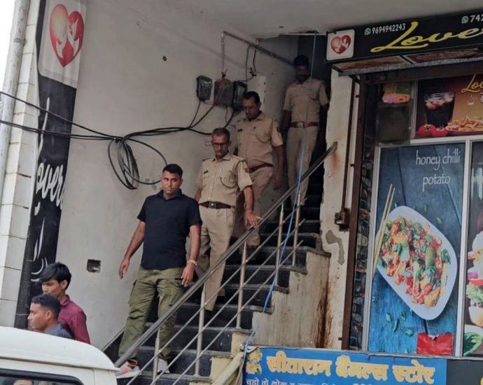 KOTPUTLI-BEHROR: कैफों में पुलिस ने डाली रेड, कई लोगों को हिरासत में लिया KOTPUTLI-BEHROR: कैफों में पुलिस ने डाली रेड, कई लोगों को हिरासत में लिया