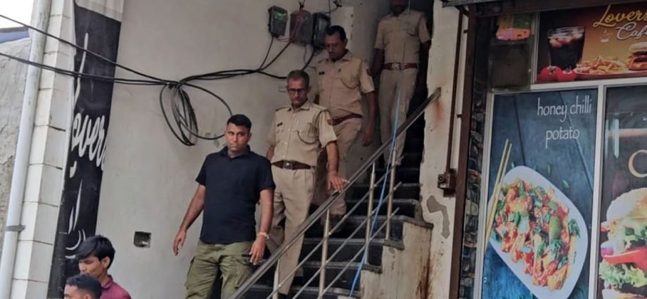 KOTPUTLI-BEHROR: कैफों में पुलिस ने डाली रेड, कई लोगों को हिरासत में लिया KOTPUTLI-BEHROR: कैफों में पुलिस ने डाली रेड, कई लोगों को हिरासत में लिया