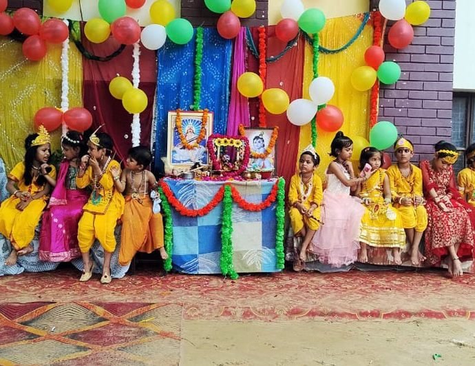 KOTPUTLI-BEHROR: स्कूलों में जन्माष्टमी मनाई, प्रस्तुतियों ने मन मोहा KOTPUTLI-BEHROR: स्कूलों में जन्माष्टमी मनाई, प्रस्तुतियों ने मन मोहा