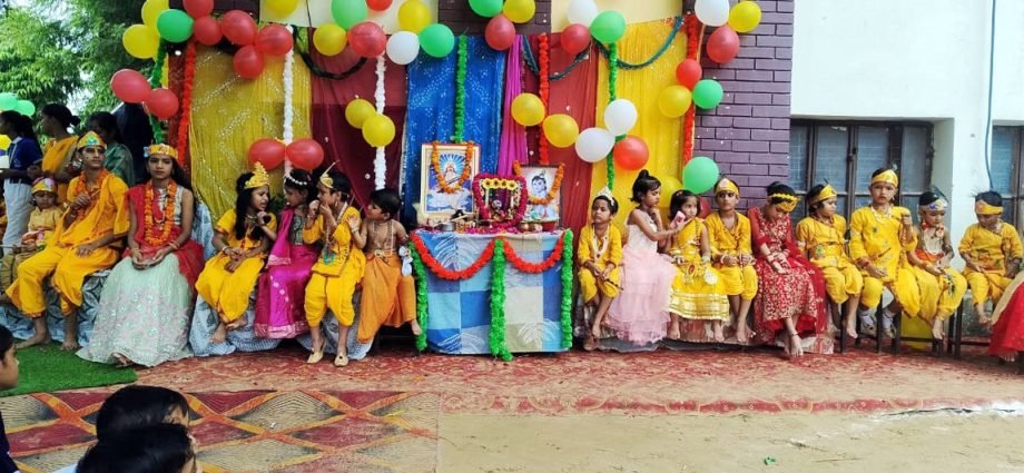 KOTPUTLI-BEHROR: स्कूलों में जन्माष्टमी मनाई, प्रस्तुतियों ने मन मोहा KOTPUTLI-BEHROR: स्कूलों में जन्माष्टमी मनाई, प्रस्तुतियों ने मन मोहा