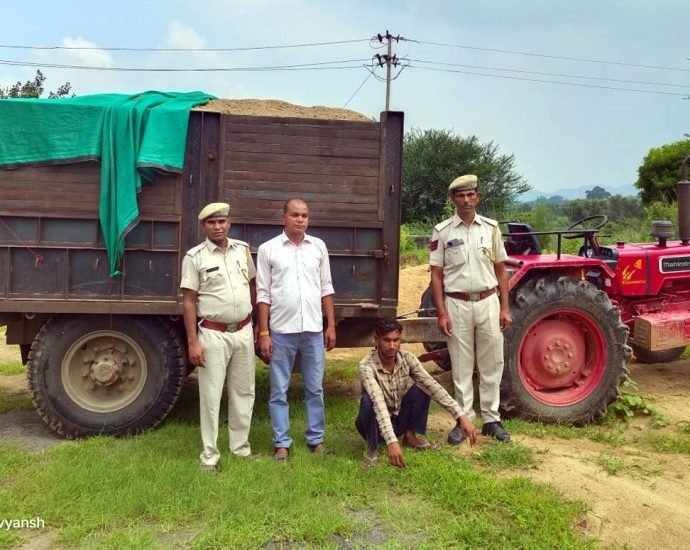 KOTPUTLI-BEHROR: अवैध बजरी से भरी ट्रैक्टर-ट्रॉली जब्त, एक गिरफ्तार KOTPUTLI-BEHROR: अवैध बजरी से भरी ट्रैक्टर-ट्रॉली जब्त, एक गिरफ्तार