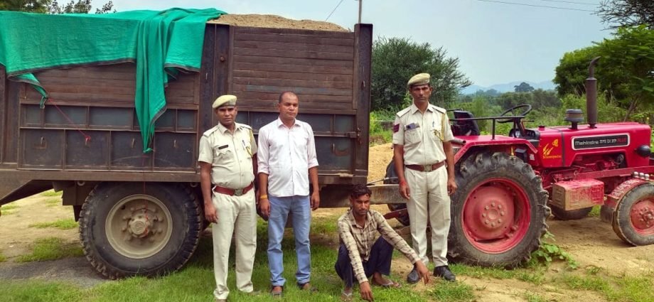 KOTPUTLI-BEHROR: अवैध बजरी से भरी ट्रैक्टर-ट्रॉली जब्त, एक गिरफ्तार KOTPUTLI-BEHROR: अवैध बजरी से भरी ट्रैक्टर-ट्रॉली जब्त, एक गिरफ्तार