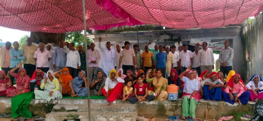 KOTPUTLI-BEHROR: धरने पर 626 दिनों से लगातार डटे हुए हैं ग्रामीण KOTPUTLI-BEHROR: धरने पर 626 दिनों से लगातार डटे हुए हैं ग्रामीण