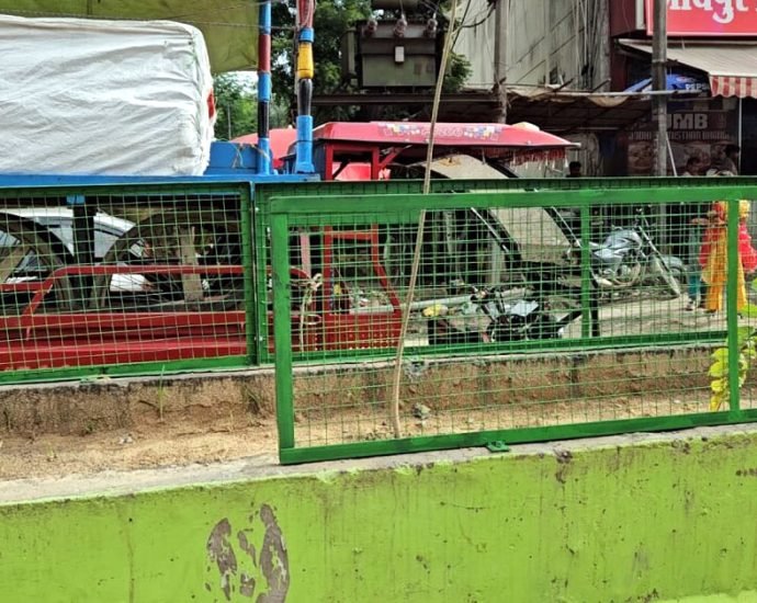 KOTPUTLI-BEHROR: डिवाईडर पर जाल लगाने पर विफर पड़े व्यापारी, बंद कराया काम KOTPUTLI-BEHROR: डिवाईडर पर जाल लगाने पर विफर पड़े व्यापारी, बंद कराया काम