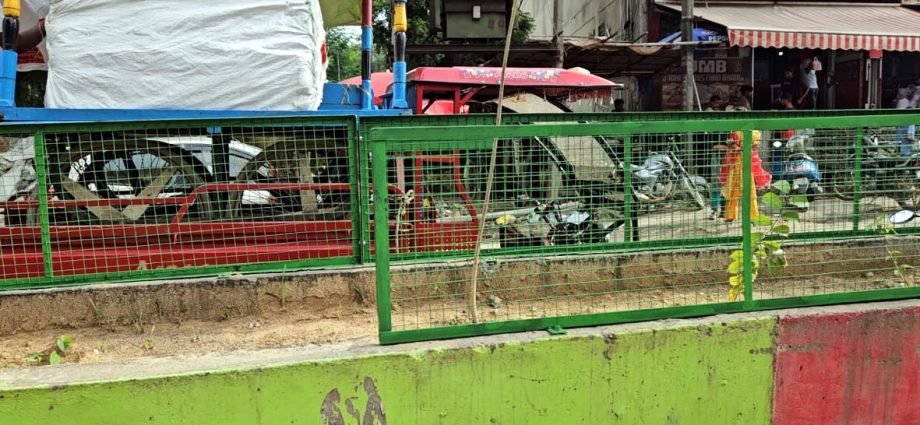 KOTPUTLI-BEHROR: डिवाईडर पर जाल लगाने पर विफर पड़े व्यापारी, बंद कराया काम KOTPUTLI-BEHROR: डिवाईडर पर जाल लगाने पर विफर पड़े व्यापारी, बंद कराया काम