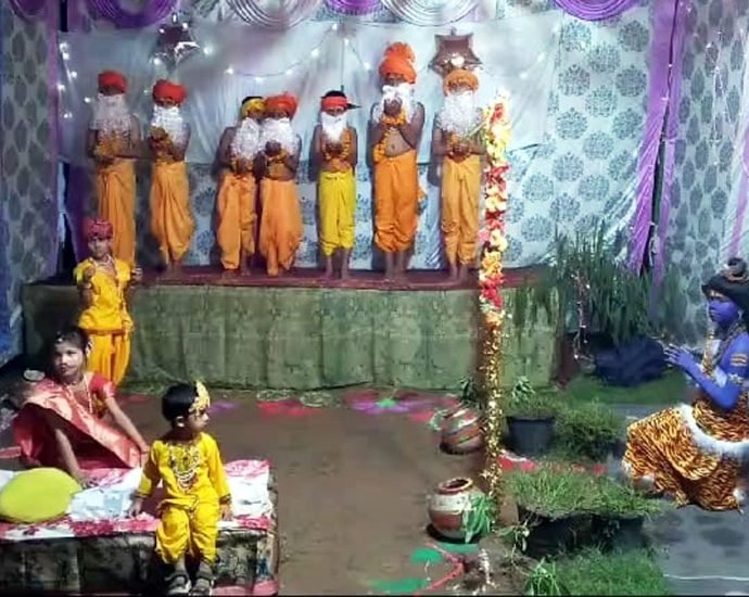 KOTPUTLI-BEHROR: आधी रात को गूंजे जयकारे, बजी थालियां, किया कृष्ण का अभिषेक KOTPUTLI-BEHROR: आधी रात को गूंजे जयकारे, बजी थालियां, किया कृष्ण का अभिषेक