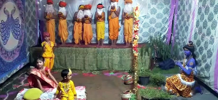 KOTPUTLI-BEHROR: आधी रात को गूंजे जयकारे, बजी थालियां, किया कृष्ण का अभिषेक KOTPUTLI-BEHROR: आधी रात को गूंजे जयकारे, बजी थालियां, किया कृष्ण का अभिषेक