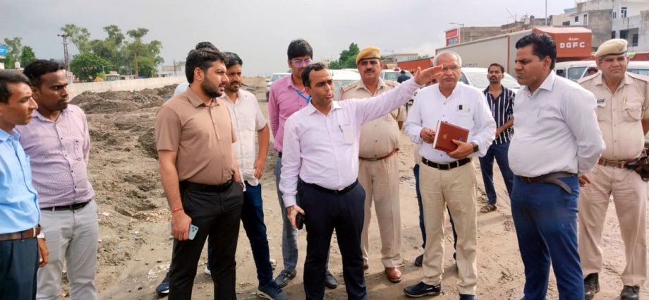 KOTPUTLI-BEHROR: एनएचएआई के पीडी व प्रशासन ने लिया हाईवे जायजा KOTPUTLI-BEHROR: एनएचएआई के पीडी व प्रशासन ने लिया हाईवे जायजा