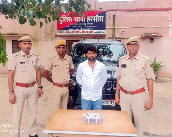 KOTPUTLI-BEHROR: मुंडावर थाना पुलिस ने हिस्ट्रीशीटर को अवैध हथियार के साथ दबोचा KOTPUTLI-BEHROR: मुंडावर थाना पुलिस ने हिस्ट्रीशीटर को अवैध हथियार के साथ दबोचा