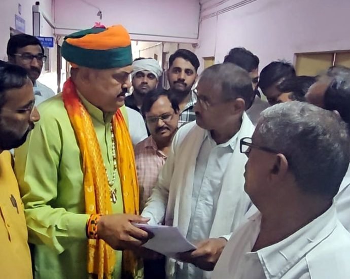 KOTPUTLI-BEHROR: विधायक से की ग्रामीणों पर मुकदमा दर्ज कराने की शिकायत KOTPUTLI-BEHROR: विधायक से की ग्रामीणों पर मुकदमा दर्ज कराने की शिकायत