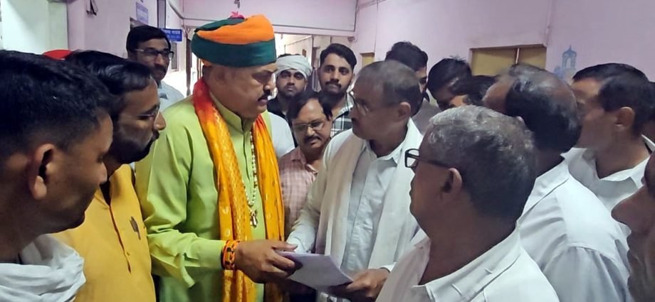 KOTPUTLI-BEHROR: विधायक से की ग्रामीणों पर मुकदमा दर्ज कराने की शिकायत KOTPUTLI-BEHROR: विधायक से की ग्रामीणों पर मुकदमा दर्ज कराने की शिकायत