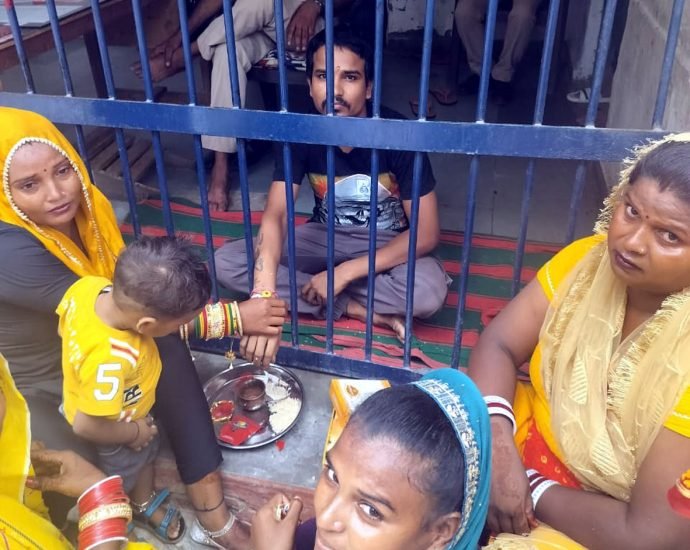 KOTPUTLI-BEHROR: कोटपूतली जेल में कैदी भाईयों को राखी बांधने पहुंची बहनें KOTPUTLI-BEHROR: कोटपूतली जेल में कैदी भाईयों को राखी बांधने पहुंची बहनें