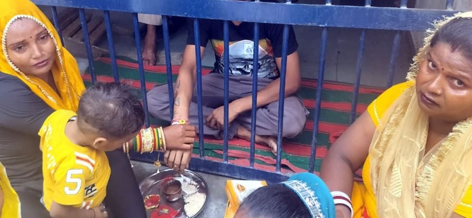 KOTPUTLI-BEHROR: कोटपूतली जेल में कैदी भाईयों को राखी बांधने पहुंची बहनें KOTPUTLI-BEHROR: कोटपूतली जेल में कैदी भाईयों को राखी बांधने पहुंची बहनें