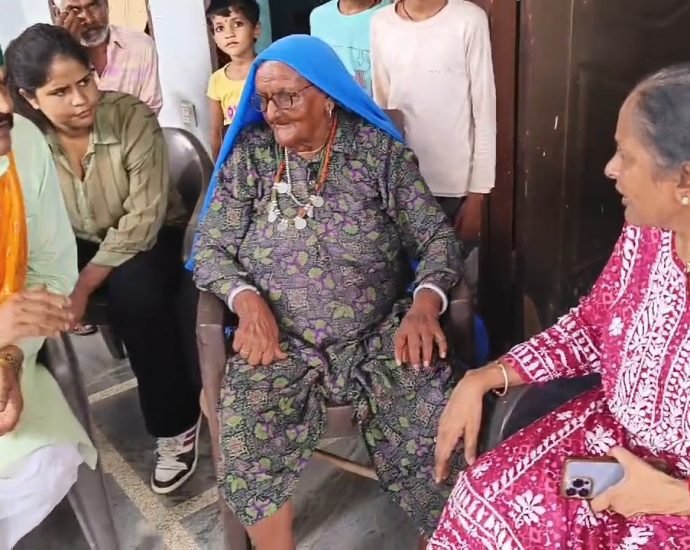 KOTPUTLI-BEHROR: जिले में शहीदों के घर पहुंचे, वीरांगनाओं का किया सम्मान KOTPUTLI-BEHROR: जिले में शहीदों के घर पहुंचे, वीरांगनाओं का किया सम्मान