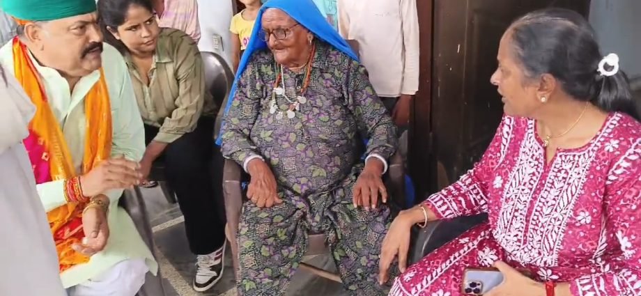 KOTPUTLI-BEHROR: जिले में शहीदों के घर पहुंचे, वीरांगनाओं का किया सम्मान KOTPUTLI-BEHROR: जिले में शहीदों के घर पहुंचे, वीरांगनाओं का किया सम्मान