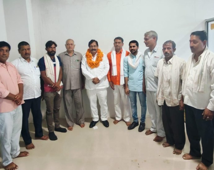 KOTPUTLI-BEHROR: श्रीयादे माटी कला बोर्ड के अध्यक्ष कोटपूतली पहुंचे KOTPUTLI-BEHROR: श्रीयादे माटी कला बोर्ड के अध्यक्ष कोटपूतली पहुंचे