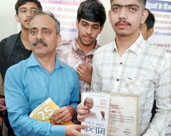 KOTPUTLI-BEHROR: शत-प्रतिशत अंक प्राप्त करने पर आदित्य का सम्मान KOTPUTLI-BEHROR: शत-प्रतिशत अंक प्राप्त करने पर आदित्य का सम्मान