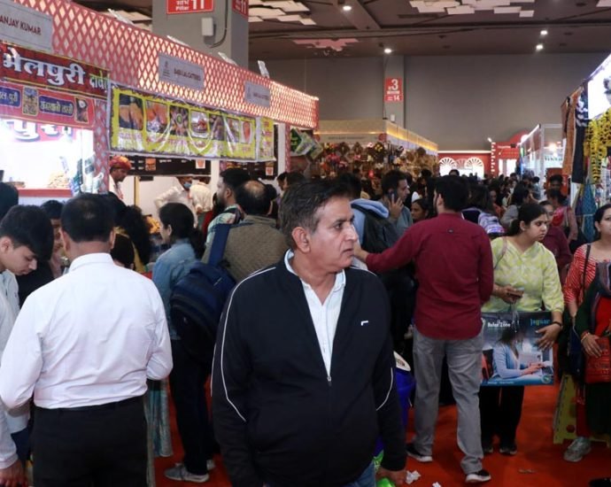 JAIPUR: आई.आई.टी.एफ.–2024, राजस्थान मंडप में राजस्थानी मसालों और व्यंजनों के काउंटरों पर उमड़ी भीड़ JAIPUR: आई.आई.टी.एफ.–2024, राजस्थान मंडप में राजस्थानी मसालों और व्यंजनों के काउंटरों पर उमड़ी भीड़