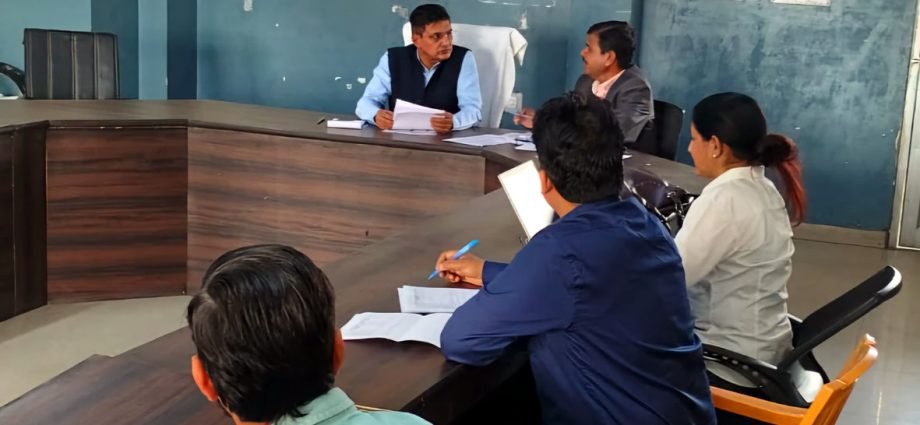 KOTPUTLI-BEHROR: बकाया फसल बीमा क्लेम का जल्द निस्तारण करें: एडीएम KOTPUTLI-BEHROR: बकाया फसल बीमा क्लेम का जल्द निस्तारण करें: एडीएम