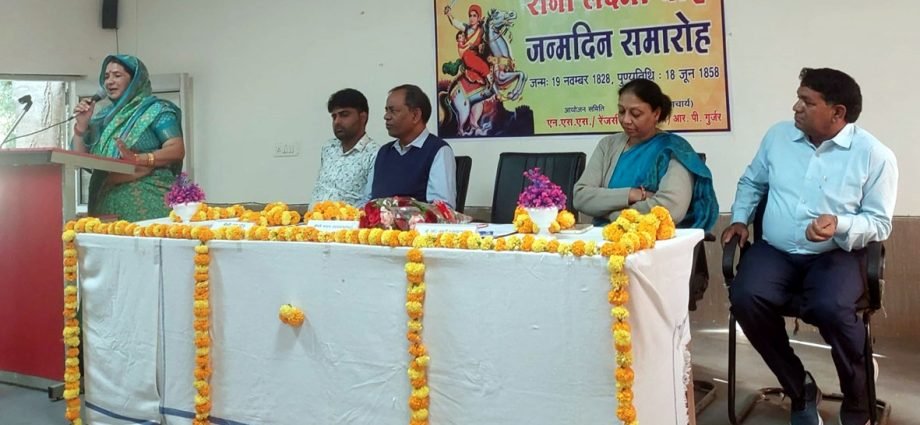 KOTPUTLI-BEHROR: रानी लक्ष्मी बाई के जीवन चरित्र पर छात्रों को किया प्रेरित KOTPUTLI-BEHROR: रानी लक्ष्मी बाई के जीवन चरित्र पर छात्रों को किया प्रेरित