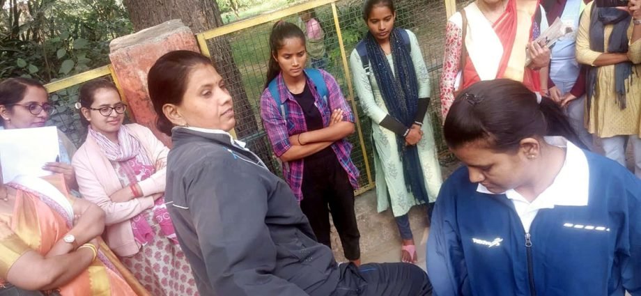 KOTPUTLI-BEHROR: कॉलेज की छात्राओं को दिया सेल्फ डिफेंस का प्रशिक्षण KOTPUTLI-BEHROR: कॉलेज की छात्राओं को दिया सेल्फ डिफेंस का प्रशिक्षण