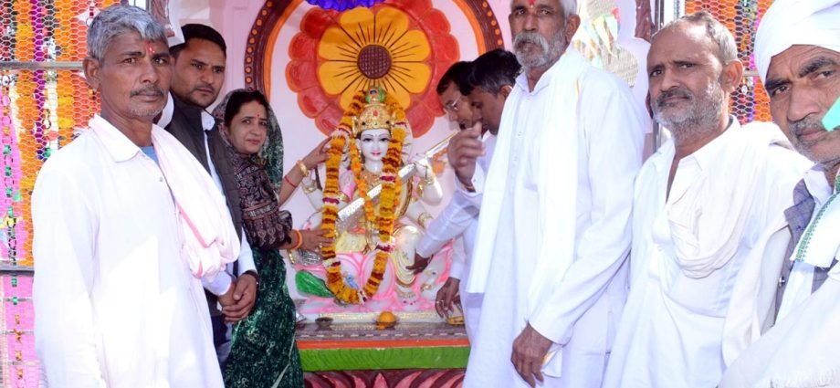 KOTPUTLI-BEHROR: नांगल पंडितपुरा स्कूल में सरस्वती की मूर्ति स्थापित KOTPUTLI-BEHROR: नांगल पंडितपुरा स्कूल में सरस्वती की मूर्ति स्थापित