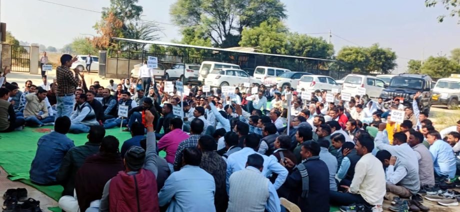 KOTPUTLI-BEHROR: निजीकरण का विरोध, विद्युतकर्मियों ने दिखाई ताकत KOTPUTLI-BEHROR: निजीकरण का विरोध, विद्युतकर्मियों ने दिखाई ताकत