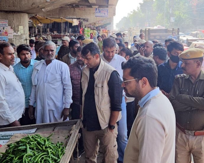 KOTPUTLI-BEHROR: अतिक्रमण हटाने के लिए छेड़ा अभियान, मचा हडक़ंप KOTPUTLI-BEHROR: अतिक्रमण हटाने के लिए छेड़ा अभियान, मचा हडक़ंप
