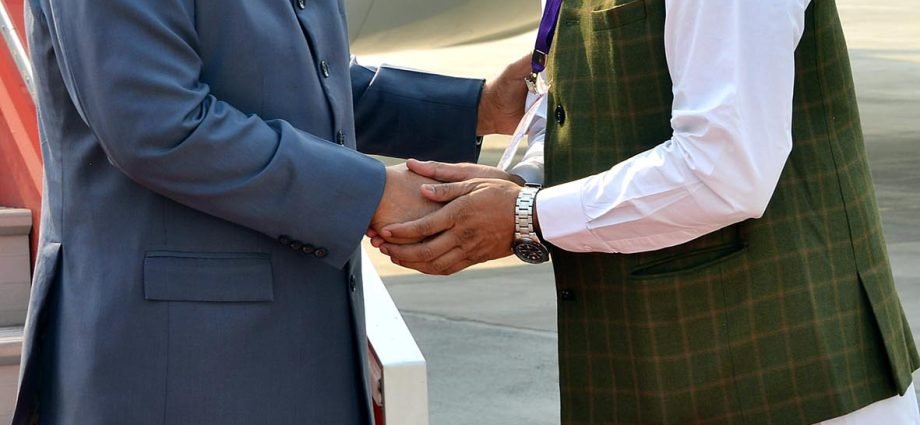 JAIPUR: खाद्य एवं नागरिक आपूर्ति मंत्री ने उपराष्ट्रपति की अगवानी की JAIPUR: खाद्य एवं नागरिक आपूर्ति मंत्री ने उपराष्ट्रपति की अगवानी की