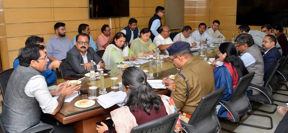 JAIPUR: गुलाबी नगरी को स्वच्छ, सुंदर और व्यवस्थित बनाने के लिए प्रमुख शासन सचिव ने दिए सख्त निर्देश JAIPUR: गुलाबी नगरी को स्वच्छ, सुंदर और व्यवस्थित बनाने के लिए प्रमुख शासन सचिव ने दिए सख्त निर्देश