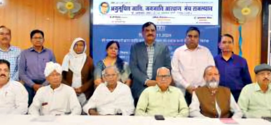 KOTPUTLI-BEHROR: रामभद्राचार्य का आरक्षित वर्गों के संतों व संगठनों ने किया विरोध KOTPUTLI-BEHROR: रामभद्राचार्य का आरक्षित वर्गों के संतों व संगठनों ने किया विरोध