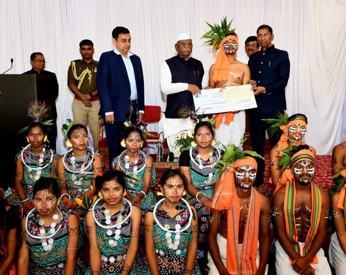 JAIPUR: राजभवन में 16 वां आदिवासी युवा आदान प्रदान कार्यक्रम आयोजित JAIPUR: राजभवन में 16 वां आदिवासी युवा आदान प्रदान कार्यक्रम आयोजित