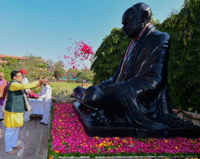 JAIPUR: शहीद दिवस -मुख्यमंत्री भजनलाल शर्मा ने महात्मा गांधी जी की प्रतिमा पर श्रद्धासुमन किए अर्पित