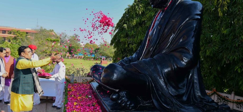 JAIPUR: शहीद दिवस -मुख्यमंत्री भजनलाल शर्मा ने महात्मा गांधी जी की प्रतिमा पर श्रद्धासुमन किए अर्पित JAIPUR: शहीद दिवस -मुख्यमंत्री भजनलाल शर्मा ने महात्मा गांधी जी की प्रतिमा पर श्रद्धासुमन किए अर्पित