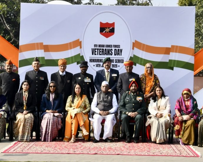 JAIPUR: सशस्त्र सेना भूतपूर्व सैनिक दिवस पर राज्यपाल ने पूर्व सैनिकों, अधिकारियों, वीरांगनाओं, परिजनों का किया सम्मान JAIPUR: सशस्त्र सेना भूतपूर्व सैनिक दिवस पर राज्यपाल ने पूर्व सैनिकों, अधिकारियों, वीरांगनाओं, परिजनों का किया सम्मान