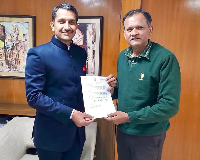 JAIPUR: भारत निर्वाचन आयोग ने पर्वतारोही नीरज चौधरी को राजस्थान स्टेट इलेक्शन आइकॉन घोषित किया JAIPUR: भारत निर्वाचन आयोग ने पर्वतारोही नीरज चौधरी को राजस्थान स्टेट इलेक्शन आइकॉन घोषित किया