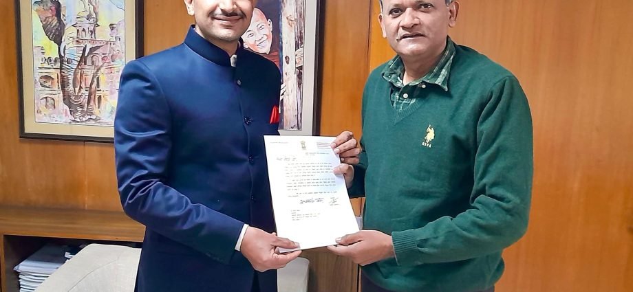 JAIPUR: भारत निर्वाचन आयोग ने पर्वतारोही नीरज चौधरी को राजस्थान स्टेट इलेक्शन आइकॉन घोषित किया JAIPUR: भारत निर्वाचन आयोग ने पर्वतारोही नीरज चौधरी को राजस्थान स्टेट इलेक्शन आइकॉन घोषित किया