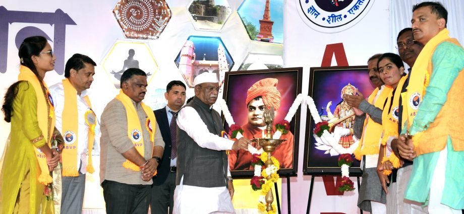 JAIPUR: युवा ‘विकसित भारत’ के संकल्प को पूरा करने में अपनी भागीदारी निभाएं—राज्यपाल JAIPUR: युवा ‘विकसित भारत’ के संकल्प को पूरा करने में अपनी भागीदारी निभाएं—राज्यपाल